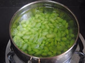 放入毛豆焯1分钟，加入几滴油会让毛豆更鲜绿哦