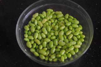 毛豆焯水捞出沥干水分备用