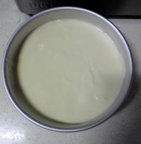 倒入8寸蛋糕模具中，抹平，提起模具，振三下，振出大气泡