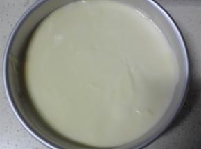 倒入8寸蛋糕模具中，抹平，提起模具，振三下，振出大气泡