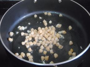 热锅，放入少量的食用油，把蒜末爆香了加入干贝翻炒