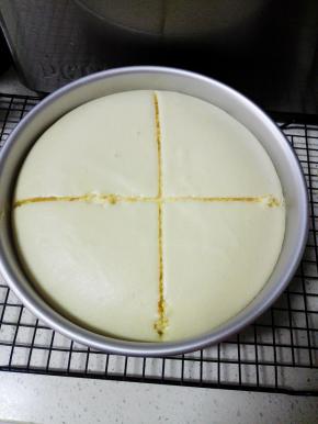 模具放入预热好的烤箱中，中下层，180度，上下火，10分钟，快速取出蛋糕模，用锋利的刀在蛋糕表面划十字（稍微深一些）。