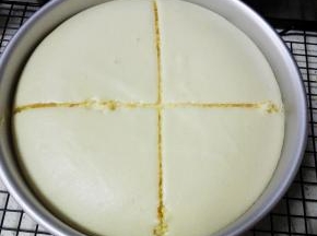 模具放入预热好的烤箱中，中下层，180度，上下火，10分钟，快速取出蛋糕模，用锋利的刀在蛋糕表面划十字（稍微深一些）。