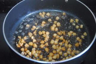 倒入酱油翻炒均匀，保持小火，不然会糊底