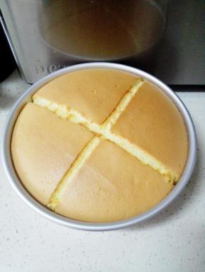 烤好后，取出，在桌上摔两下，立即倒扣