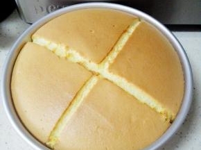 烤好后，取出，在桌上摔两下，立即倒扣