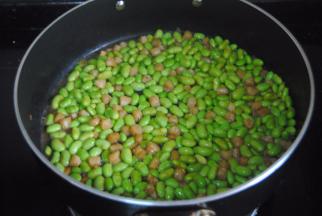 试试毛豆软硬度合适就可以出锅了，不需要加盐了呢，干贝自带咸味，味道都很够了的~