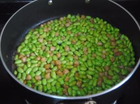 试试毛豆软硬度合适就可以出锅了，不需要加盐了呢，干贝自带咸味，味道都很够了的~