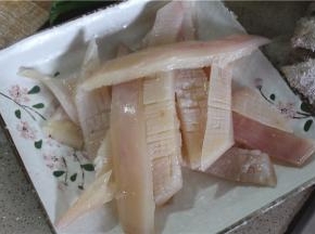 切好后，让它过水备用