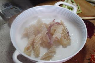锅里加水，入锅煮2分钟起锅备用，不要煮太久了，不然鱿鱼会变得很老韧