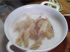 锅里加水，入锅煮2分钟起锅备用，不要煮太久了，不然鱿鱼会变得很老韧