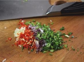 把香菜、洋葱、小米辣、蒜、柠檬叶切成粒