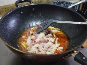 在加入鱿鱼片，加盐收一下水份