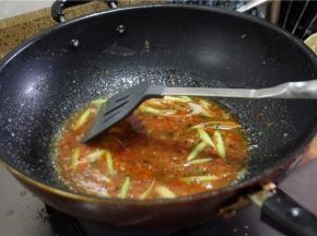 接着入酸杆水、白糖、泰式甜辣酱调汁成酸辣汁