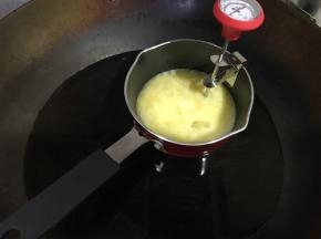 将全蛋液、柠檬汁、细砂糖和柠檬皮屑混合物隔水中火加热，不断搅拌至浓稠状，加热至83-84度时离火。