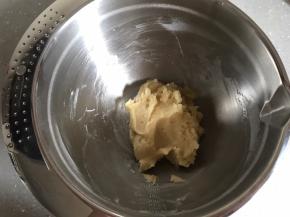 倒入杏仁粉。我买的免过筛杏仁粉，可以直接使用，糖粉过筛和杏仁粉混合，加入蛋清，用刮刀搅拌均匀，盖上保鲜膜，备用。