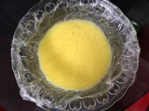 倒入干净的晚里摊凉，盖上保鲜膜，放冰箱冷藏一夜。第二天使用时加入杏仁粉，搅拌均匀。