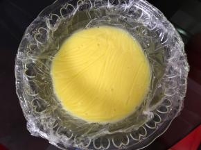 倒入干净的晚里摊凉，盖上保鲜膜，放冰箱冷藏一夜。第二天使用时加入杏仁粉，搅拌均匀。