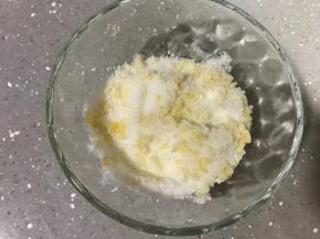 首先制作柠檬夹馅。将柠檬皮用刨刀刮下来，尽量不要刮到白色部分。将柠檬皮屑跟细砂糖混合备用，腌制几分钟。剩下的柠檬切开，将柠檬汁挤出。