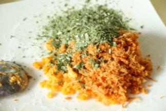 把肉松 香葱碎黄油搓匀 分成8份