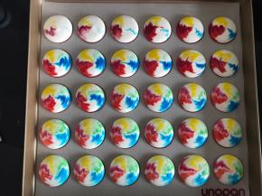 面糊倒入裱花袋，挤入马卡龙烤垫。注意保持间距。挤好的马卡龙面糊放置晾皮，晾皮至不粘手的状态。烤箱上下火170度预热