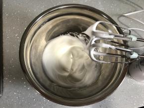 煮糖浆期间准备一个无油无水的打蛋盆，倒入打发用的蛋清，打蛋器高速打发至提起打蛋头有小尖角状态。