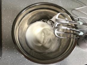 煮糖浆期间准备一个无油无水的打蛋盆，倒入打发用的蛋清，打蛋器高速打发至提起打蛋头有小尖角状态。