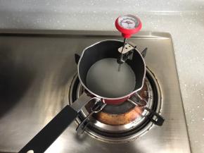 煮糖浆用的水和白砂糖倒入小锅中，小锅加热至118度