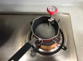 煮糖浆用的水和白砂糖倒入小锅中，小锅加热至118度