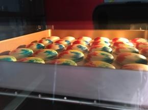 晾皮好的马卡龙放入烤箱，上下火160度烤12分钟，关上火，下火130度烤5分钟。