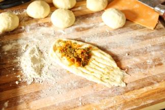 在头部包入一份肉松香葱馅 尾部三分之一用快一点的刀片割出条 割头  面团从头部整理出梭形  尾部压好收紧 放入模具 没有模具 直接放在烤盘上也可以 二发至两倍大