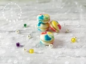 柠檬夹馅味酸，正好中和马卡龙的甜