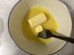 柠檬酱过筛，温度降至40度时加入黄油，搅拌至黄油融化。