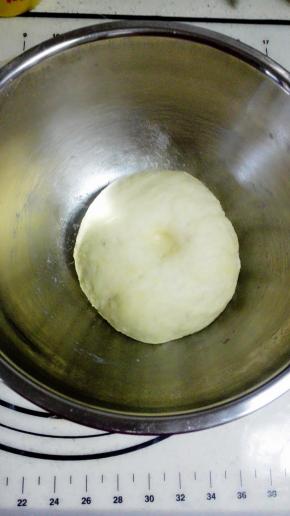 制作中种面团:盆内先放入牛奶，酵母，用筷子稍微搅拌使酵母溶解，再加入蛋液和高粉，揉匀后，盖上保鲜膜，放入冰箱，在冰箱冷藏发酵一晚后，发酵至原来的三倍大，取出