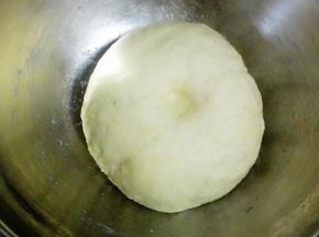 制作中种面团:盆内先放入牛奶，酵母，用筷子稍微搅拌使酵母溶解，再加入蛋液和高粉，揉匀后，盖上保鲜膜，放入冰箱，在冰箱冷藏发酵一晚后，发酵至原来的三倍大，取出