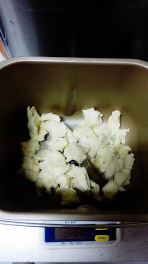 撕成小块，放入面包机桶中
