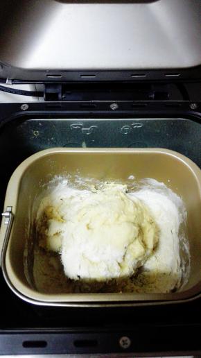 加入牛奶，全蛋液，细砂糖，盐，高粉，启动面包机，揉面15分钟