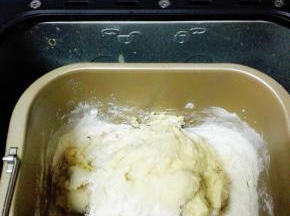 加入牛奶，全蛋液，细砂糖，盐，高粉，启动面包机，揉面15分钟