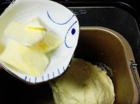 加入软化后的黄油