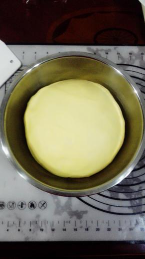 揉好的面团取出，盖保鲜膜，室温发酵50分钟，至两倍大