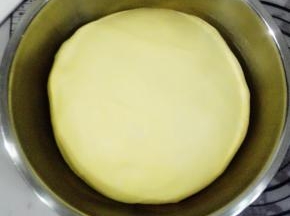 揉好的面团取出，盖保鲜膜，室温发酵50分钟，至两倍大