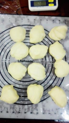 取出面团，稍微揉下，分成12等份的小面团