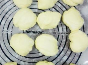 取出面团，稍微揉下，分成12等份的小面团