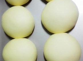 烤箱最下层，放一盘开水，将有面团的烤盘放入，选发酵功能，40分钟，发酵至2.5倍大，取出发酵好的面团