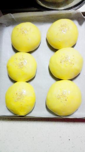 此时两台烤箱170度预热
面包表面刷全蛋液，撒一层熟白芝麻