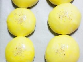 此时两台烤箱170度预热
面包表面刷全蛋液，撒一层熟白芝麻