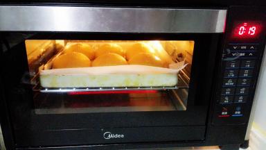 两个烤盘分别放入预热好的烤箱，中层，上下火，170度20分钟