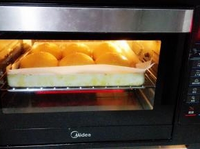 两个烤盘分别放入预热好的烤箱，中层，上下火，170度20分钟