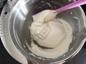 打发好的意式蛋白霜分三次加入TPT中，每一次都搅拌均匀后再加入下一次。前两次用压拌的手法，第三次用翻拌的手法。最后面糊得状态是可以连续落下，叠基层不消失。