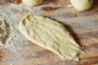 取一个面团擀成长条 尾部压扁